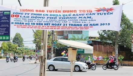 Doanh nghiệp treo biển tuyển dụng khắp nơi