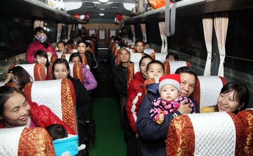 Những chuyến xe nghĩa tình đưa công nhân về quê đón Tết Ất Mùi. Ảnh: Bá Hoạt