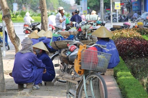 Phụ nữ cửu vạn: "Cơm nỏ có ăn nói chi hoa hòe!..." - 2 'Chợ người' ở thành phố Vinh- Ảnh: Niềm Phạm.
