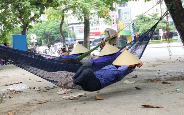 Phụ nữ cửu vạn: "Cơm nỏ có ăn nói chi hoa hòe!..." - 6 Họ không đòi quà và chẳng có quà nào mà đòi. Kiếp khổ vẫn trùm lên cả giấc ngủ- Ảnh: Niềm Phạm.