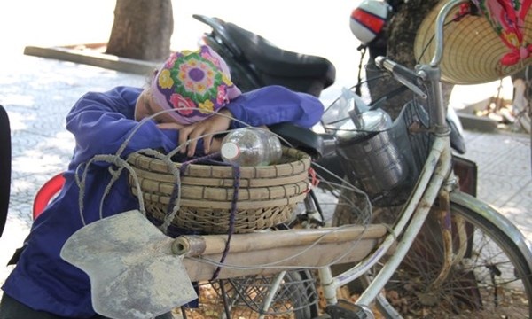 Phụ nữ cửu vạn: "Cơm nỏ có ăn nói chi hoa hòe!..." - 1 Giấc ngủ không tròn trên phố- Ảnh: Niềm Phạm.