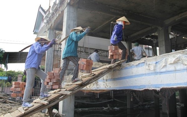 Phụ nữ cửu vạn: "Cơm nỏ có ăn nói chi hoa hòe!..." - 4 Một ngày như bao ngày của phụ nữ cửu vạn- Ảnh: Niềm Phạm.