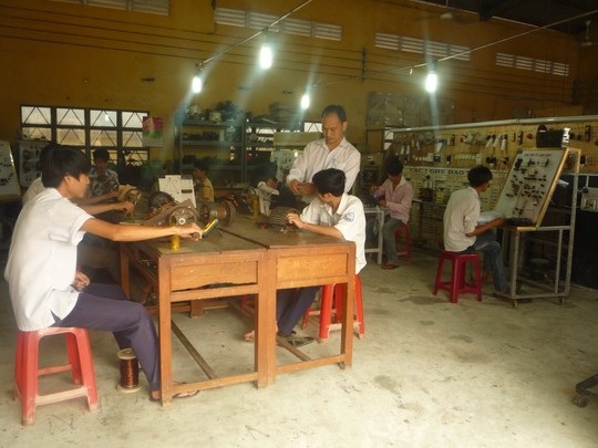 Phải tự cứu mình - 1 Người dân học nghề tại Trung tâm Dạy nghề huyện Bình Chánh, TP HCM Ảnh: HỒNG NHUNG