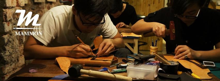 Kỹ sư phần mềm kiếm tiền triệu từ đồ da handmade - 2 Tốt nghiệp ngành công nghệ thông tin, Nguyễn Tuấn Dũng lại thành công với cửa hàng đồ da handmade.