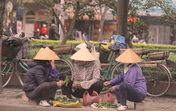 Phụ nữ cửu vạn: "Cơm nỏ có ăn nói chi hoa hòe!..." - 5 Vừa chờ việc, vừa tranh thủ nhặt mớ rau cho buổi cơm tối ở nhà- Ảnh: Niềm Phạm.