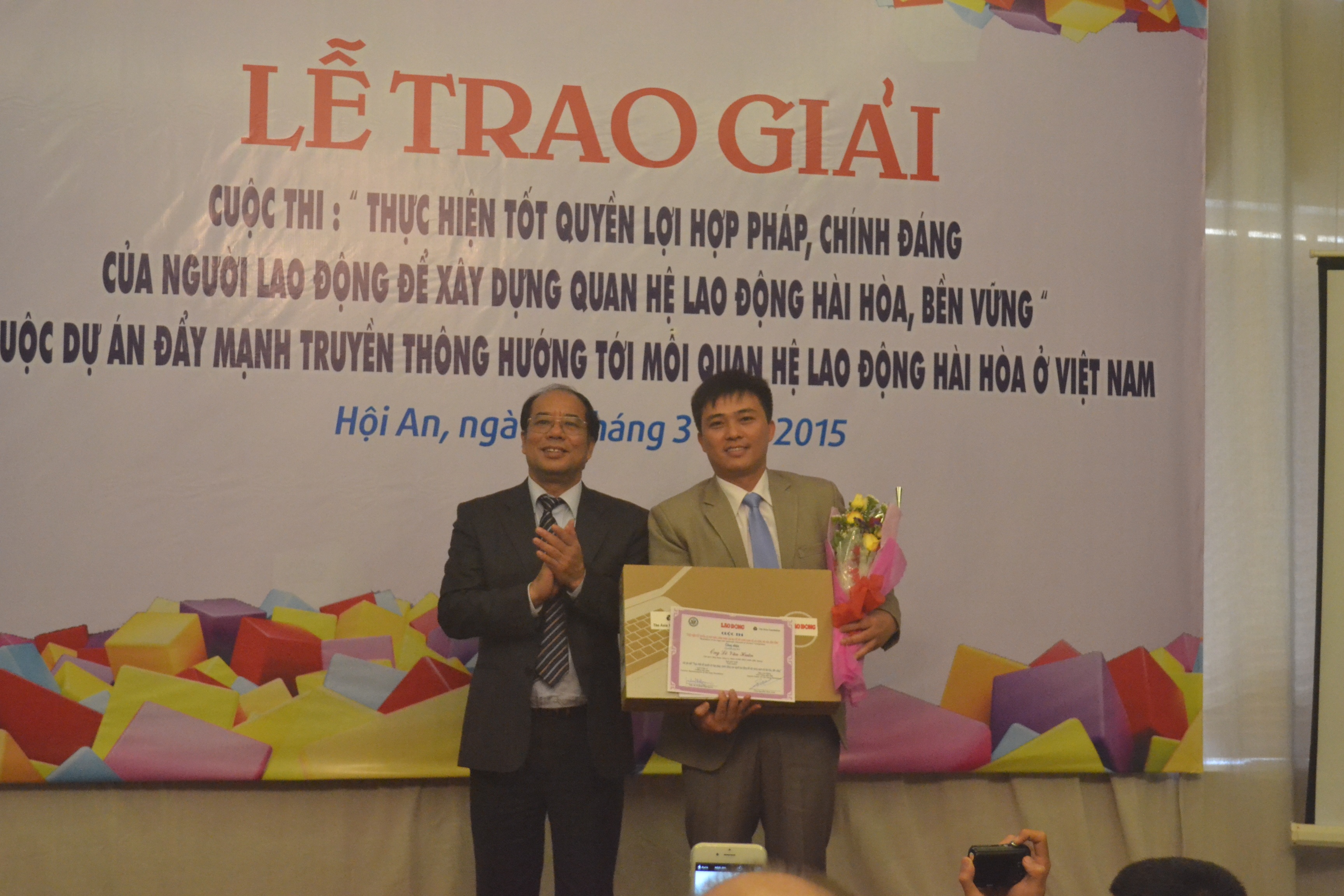 Cuộc
thi diễn ra từ ngày 1/8 - 30/12/2014 do Báo Lao Động và Quỹ Châu Á tổ chức. C