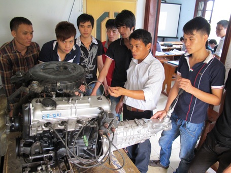Hội nhập AEC: Làm gì để giữ việc làm trên sân nhà? - 3 Lao động trẻ VN cần chú trọng kỷ luật lao động, tác phong làm việc công nghiệp. Ảnh: H.M