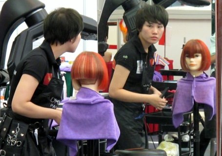 Lao động trẻ tìm việc tại Sàn GDVL Hà Nội