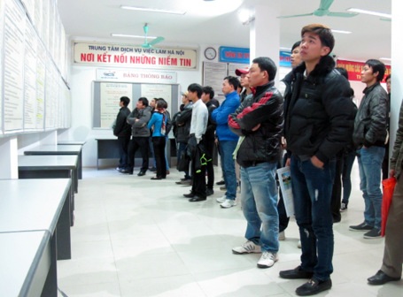 Lao động trẻ tìm việc tại Sàn GDVL Hà Nội