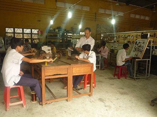 Hờ hững với học nghề - 1 Người dân học nghề điện ở huyện Bình Chánh, TP HCM