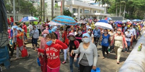 Hưởng BHXH một lần không lợi bằng quy định của Luật BHXH năm 2014 - 1 Công nhân Công ty TNHH PouYuen VN, phản đối quy định của Luật BXH hôm 26-27/3.