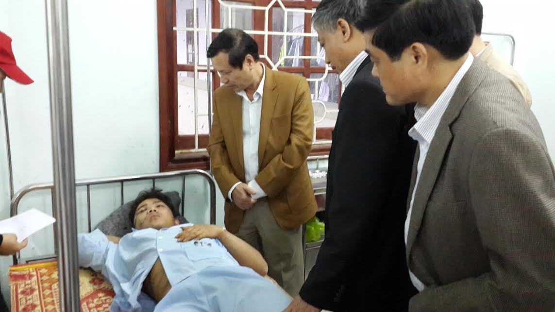 Đề nghị Công an, Viện Kiểm sát cùng vào cuộc vụ sập giàn giáo - 2 Đại diện Bộ LĐ-TB&XH tới thăm và tặng quà nạn nhân vụ tai nạn lao động
