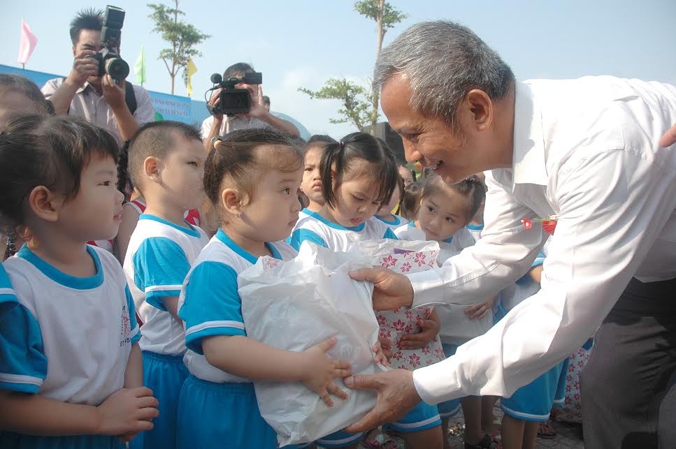 Bình Dương: Chăm sóc tới con em công nhân trong khu công nghiệp - 1 Ông Đặng Ngọc Tùng - Chủ tịch Tổng LĐLĐ VN - trao quà tới con công nhân tại Trường mầm non 28.7