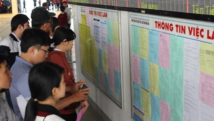 Doanh nghiệp loay hoay lo tuyển công nhân - 1 Các bạn trẻ tại sàn giao dịch việc làm.