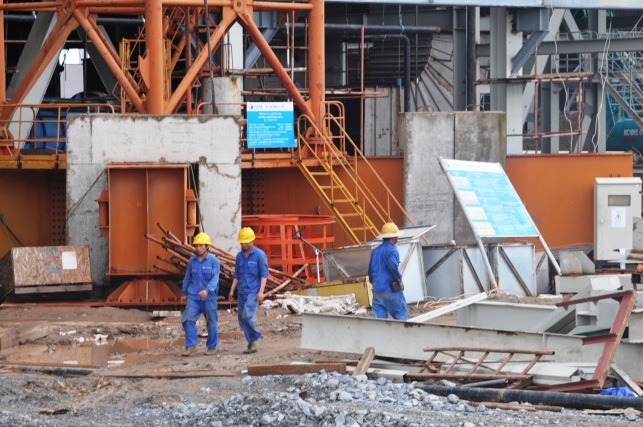 Trà Vinh: Hàng loạt công ty cung ứng lao động “chui” - 1 Bên trong công trường nhà máy nhiệt điện Duyên Hải. Ảnh: T.L