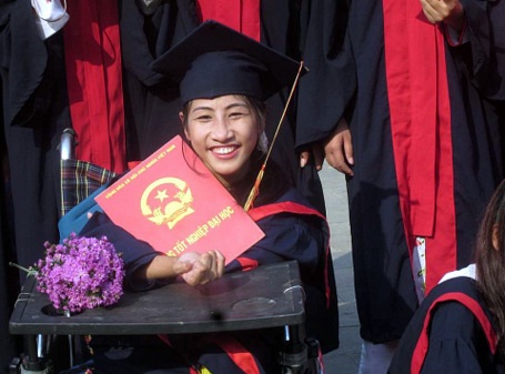 Có xa vời nếu người khuyết tật muốn thi đỗ vào công chức? - 1 Nguyễn Thùy Chi đã vươn lên lây bằng cử nhân Ngành quản lý xã hội