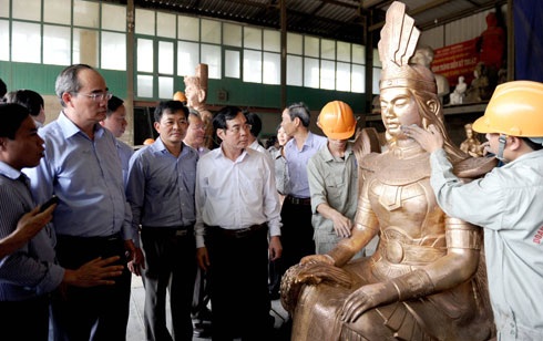 Ông Nguyễn Thiện Nhân đi khảo sát làng nghề ở Nam Định