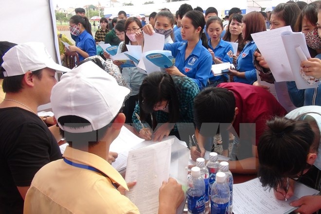TP.HCM có nhu cầu tuyển dụng 20.000 lao động trong tháng 5 - 1 Đoàn viên, thanh niên tham gia đăng ký tuyển dụng. (Ảnh minh họa: Đức Thọ/TTXVN)