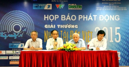 Giải thưởng Nhân tài Đất Việt: “Sáng tạo, thiết thực là điểm sáng trong hơn 10 năm qua” - 1 Ban tổ chức Nhân tài Đất Việt 2015 trả lời câu hỏi của báo chí