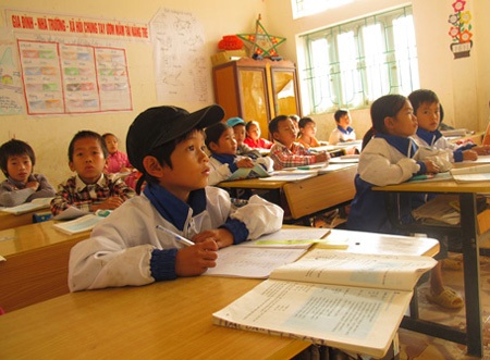 Tháng hành động vì trẻ em 2015: Lắng nghe tiếng nói của trẻ - 1 Trẻ
em người dân tộc đi học cấp 1 tại Cao Bằng
