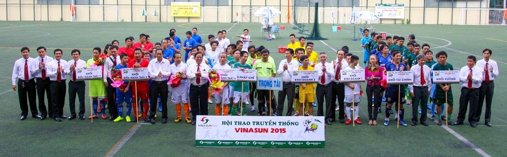 Tưng bừng “Hội thao truyền thống Vinasun Corp năm 2015” - 2 Ban lãnh đạo Vinasun Corp tặng hoa và chụp hình lưu niệm cùng các vận động viên