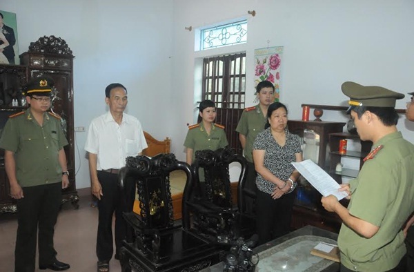 Khởi tố vụ án tổ chức người khác trốn đi nước ngoài - 1 Cơ quan An ninh điều tra đọc lệnh bắt tạm giam bà Trần Thị Thắng
