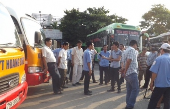 Người đi xe buýt "chịu trận" vì tài xế lãn công - 1 Người đi xe buýt chịu trận vì tài xế lãn công