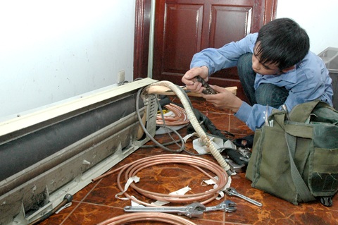 Thợ sửa điều hòa "kiếm bộn" ngày nóng - 1 Mặc dù vất vả nhưng thợ sửa điều hòa trong những ngày nắng nóng có mức thu nhập khá cao