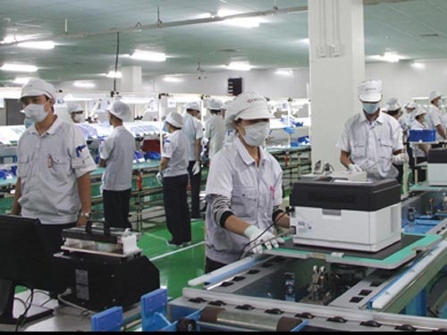 Bị sa thải chỉ vì... mang dép!