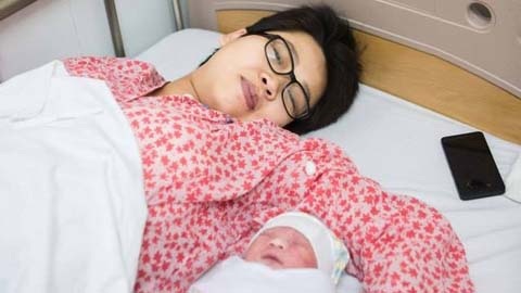 Nghỉ sinh con có bị cắt lương? - 1 Chị bạn tôi sinh con được nghỉ 7 ngày, nhưng bị cắt lương 7 ngày (ảnh minh họa)