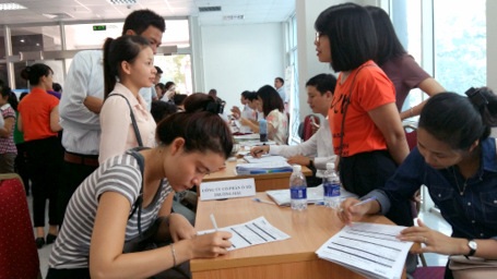 Hội chợ nhân lực 2015: Nhu cầu nhiều, đáp ứng chưa cao - 1 Ứng viên dự tuyển nhiều và tới tham quan cũng không ít