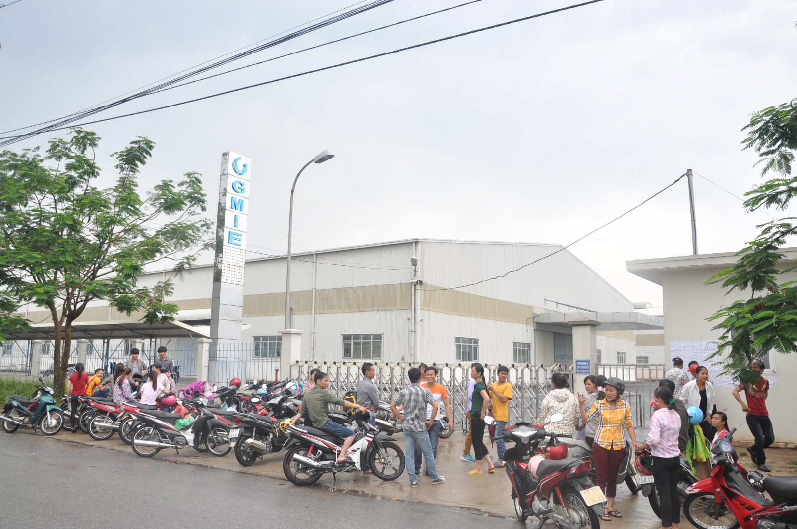 Cty GMIE từng hỏi về thủ tục phá sản - 1 Công nhân Cty GMIE tập trung trước cổng Cty sáng 8.6. Ảnh: TẤT THẢO