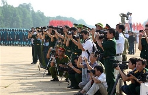 Phóng viên tác nghiệp - ảnh Vũ Quang Thái Báo QĐND.