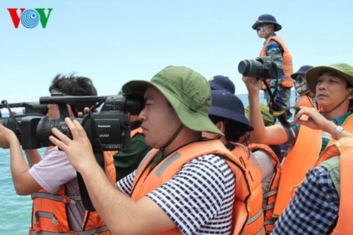 Các nhà báo tác nghiệp trên vùng biển Trường Sa