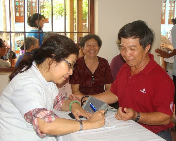 Gỡ rối thủ tục cho bảo hiểm y tế hộ gia đình