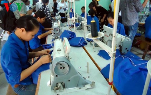 Tăng lương: Nỗi lo của không ít người - 1 Nhiều người lao động lo lắng khi tăng lương