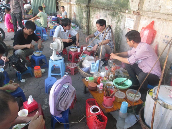 Chàng cử nhân kinh tế gọi gánh hàng rong chính là “công ty” của mình. (Ảnh: FB Đức Cường)