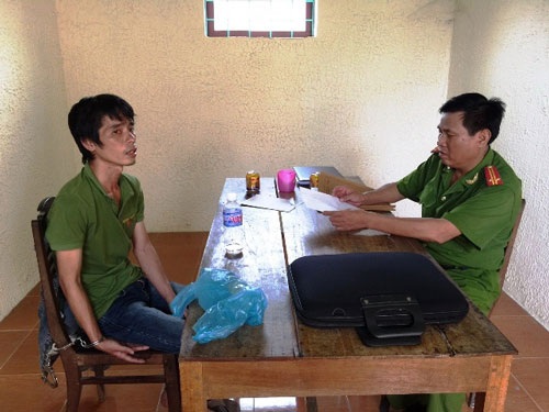 Giả danh bác sĩ, lừa xin việc - 1 Hồ Phi Nam tại cơ quan điều tra. Ảnh: HOÀNG PHÚC