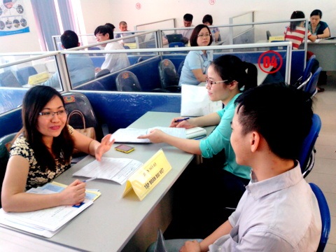Tổ chức ILO: VN sẽ có 25 triệu lao động làm công ăn lương vào năm 2025 - 1 Lao động lứa tuổi thanh niên tới tìm việc tại TT GTVL Hà Nội vẫn rất đông (ảnh: H.M)