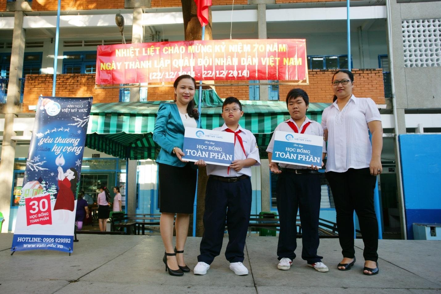Trao học bổng Giáng sinh yêu thương của Anh Ngữ Việt Mỹ VATC - 3 Cô Nguyễn Thị Thu Trang – Giám Đốc Điều Hành Anh Ngữ Việt Mỹ VATC trao học bổng cho các em.