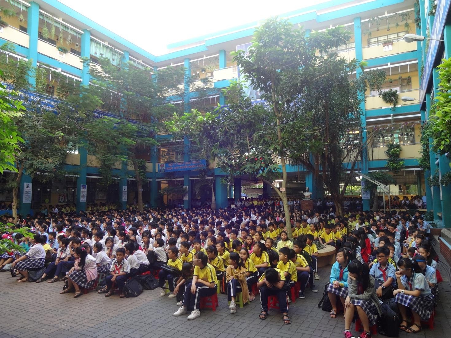 Trao học bổng Giáng sinh yêu thương của Anh Ngữ Việt Mỹ VATC - 5 Không khí buổi lễ chào cờ tại trường THCS Nguyễn Văn Nghi