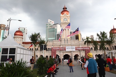 Sự xuất hiện thân thiện của thành viên hoàng gia và lãnh đạo chính phủ liên bang trong các sự kiện.