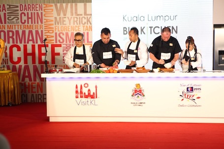 Sự xuất hiện thân thiện của thành viên hoàng gia và lãnh đạo chính phủ liên bang trong các sự kiện.