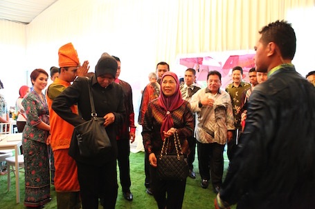 Sự xuất hiện thân thiện của thành viên hoàng gia và lãnh đạo chính phủ liên bang trong các sự kiện.