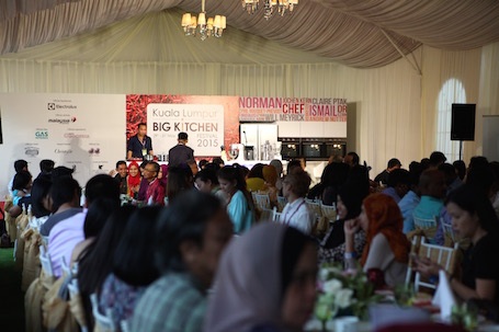 Sự xuất hiện thân thiện của thành viên hoàng gia và lãnh đạo chính phủ liên bang trong các sự kiện.