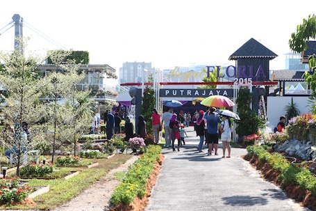 Sự xuất hiện thân thiện của thành viên hoàng gia và lãnh đạo chính phủ liên bang trong các sự kiện.