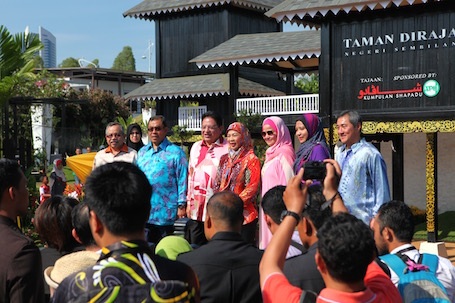 Sự xuất hiện thân thiện của thành viên hoàng gia và lãnh đạo chính phủ liên bang trong các sự kiện.