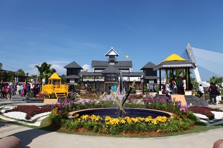 Sự xuất hiện thân thiện của thành viên hoàng gia và lãnh đạo chính phủ liên bang trong các sự kiện.