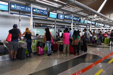 Sân bay KLIA vẫn tấp nập khách