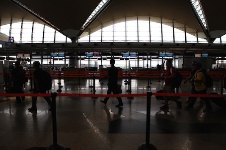 Sân bay KLIA vẫn tấp nập khách